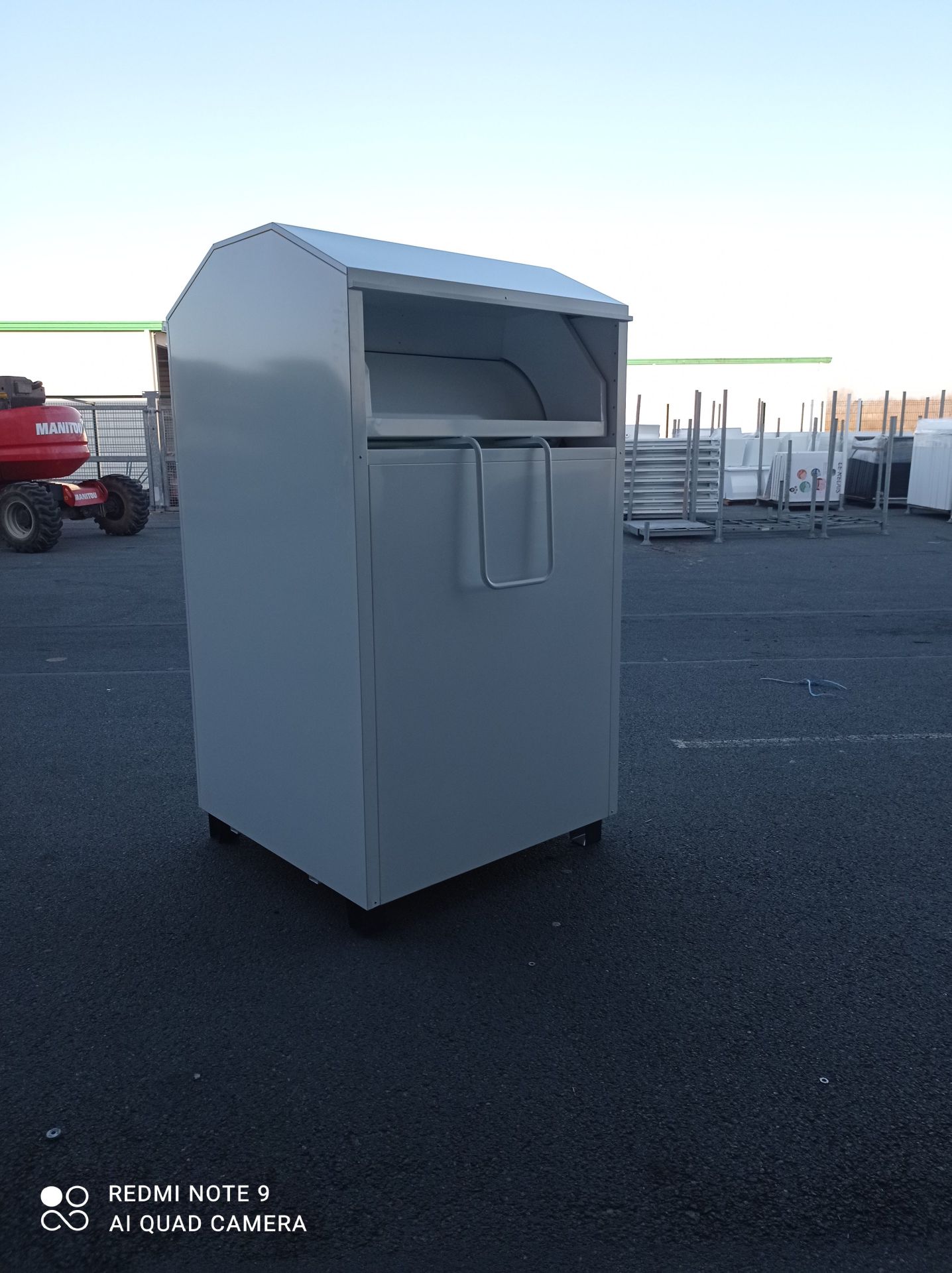 Station de dépôt pour textiles usagés