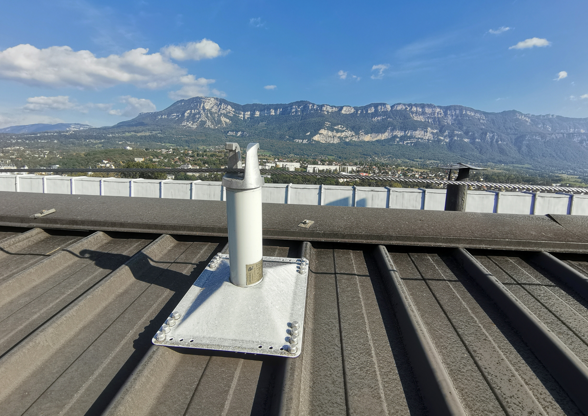 Ligne de vie sur potelet absorbeur - dispositif d'ancrage horizontal pour bac sec et panneau sandwich_1