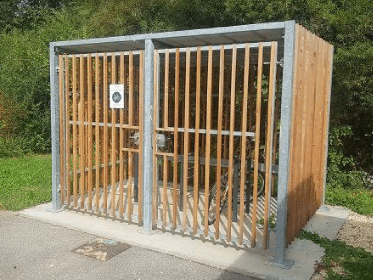 Abri vélo en bois fermé et sécurisé petit modèle pour optimiser votre espace - COMPACT_1