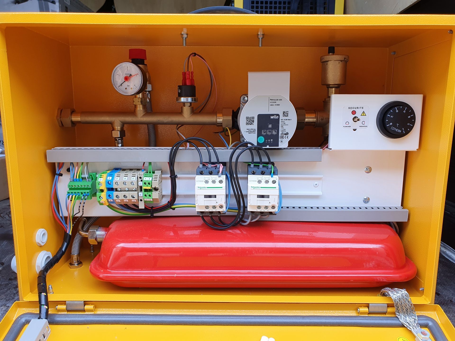 Appareil de chauffe pour plancher chauffant avec réglage usine intégré