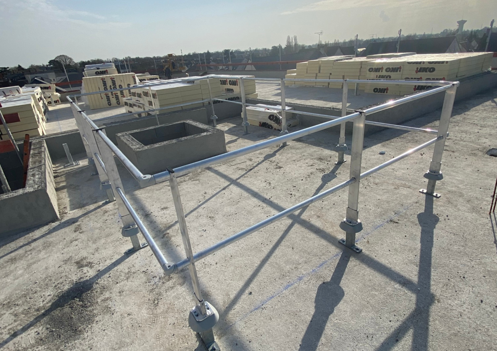 Garde corps fixe sur potelet avec montant profilé en aluminium, conçue pour la sécurisation de toiture terrasse - GM_1