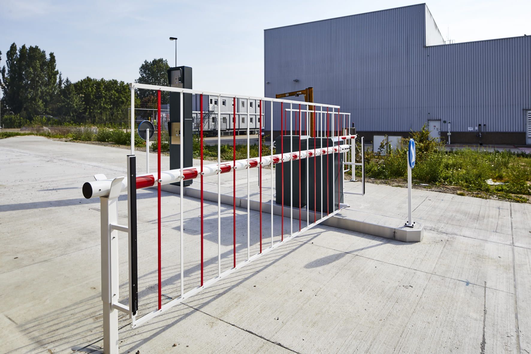 MCS58 - Barrière levante automatique avec lisse aluminium renforcée et bandes réfléchissantes_1