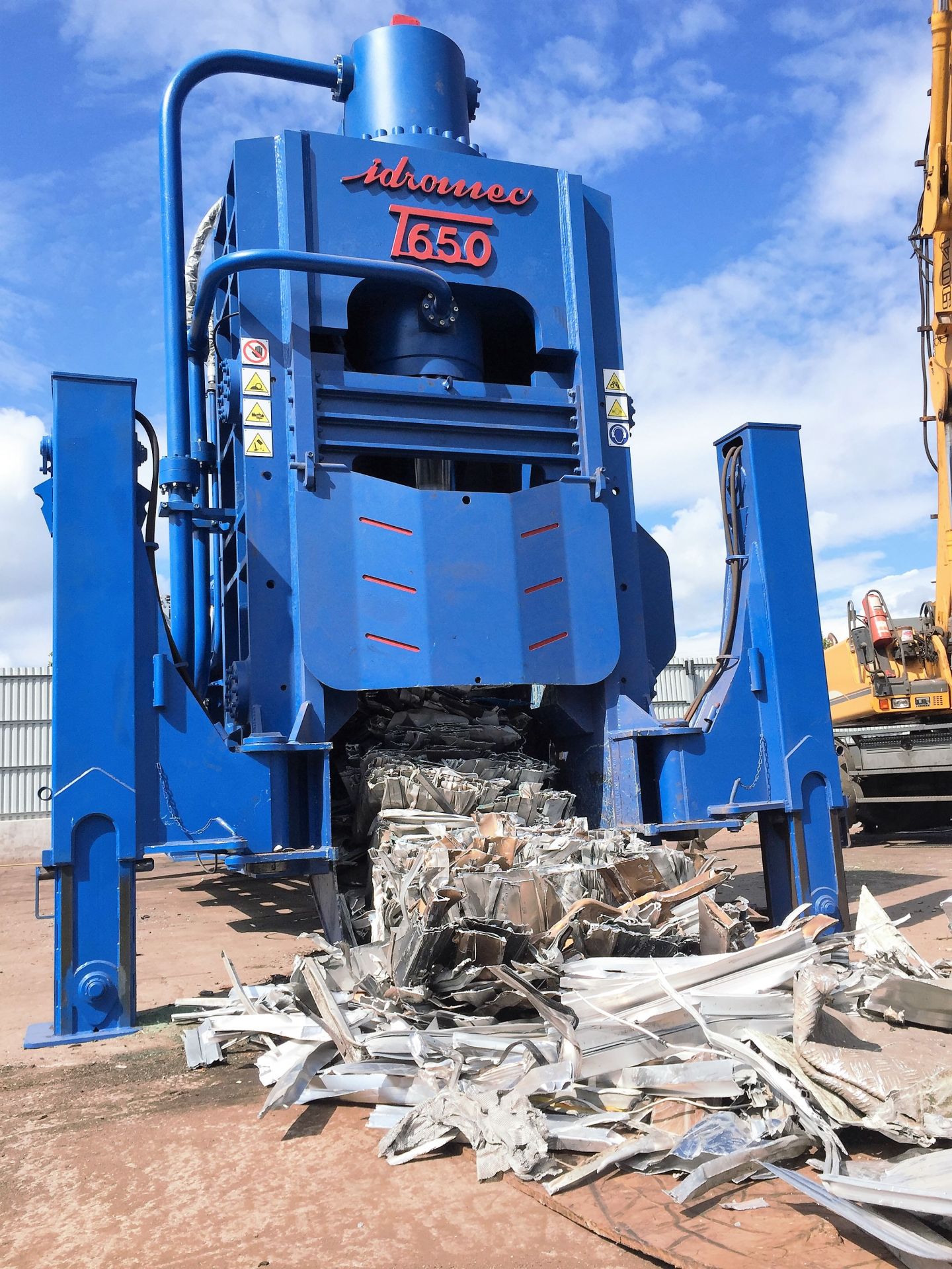 Machine semi-mobile de découpe industrielle avec force de coupe jusqu’à 800 tonnes