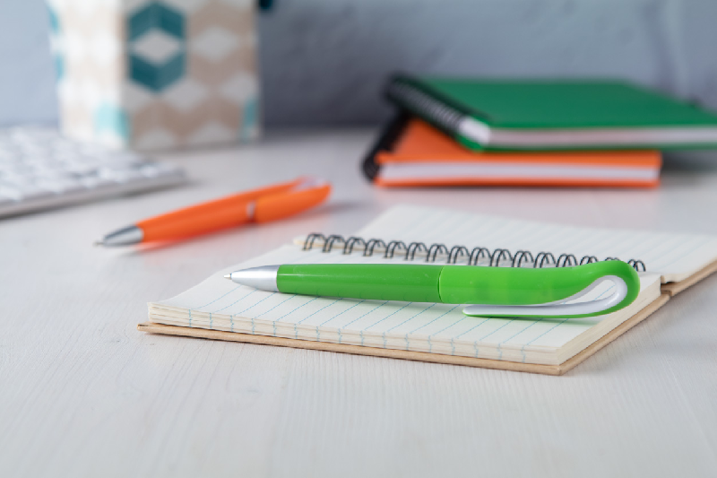 Stylo à bille Trendy - plastique poli vert citron - embout argenté - encre bleue_1