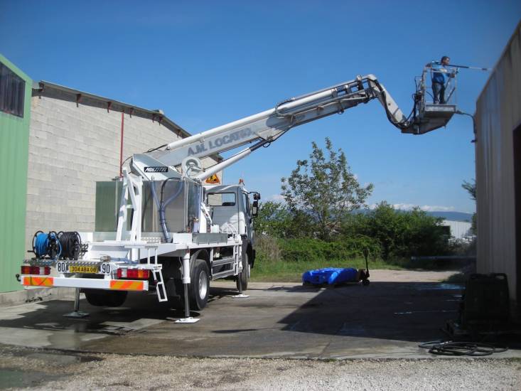 Matériel professionnel - Nettoyage de façades d'immeubles et bâtiments - Véhicule équipé, nettoyeur de voirie et kit de sablage_1