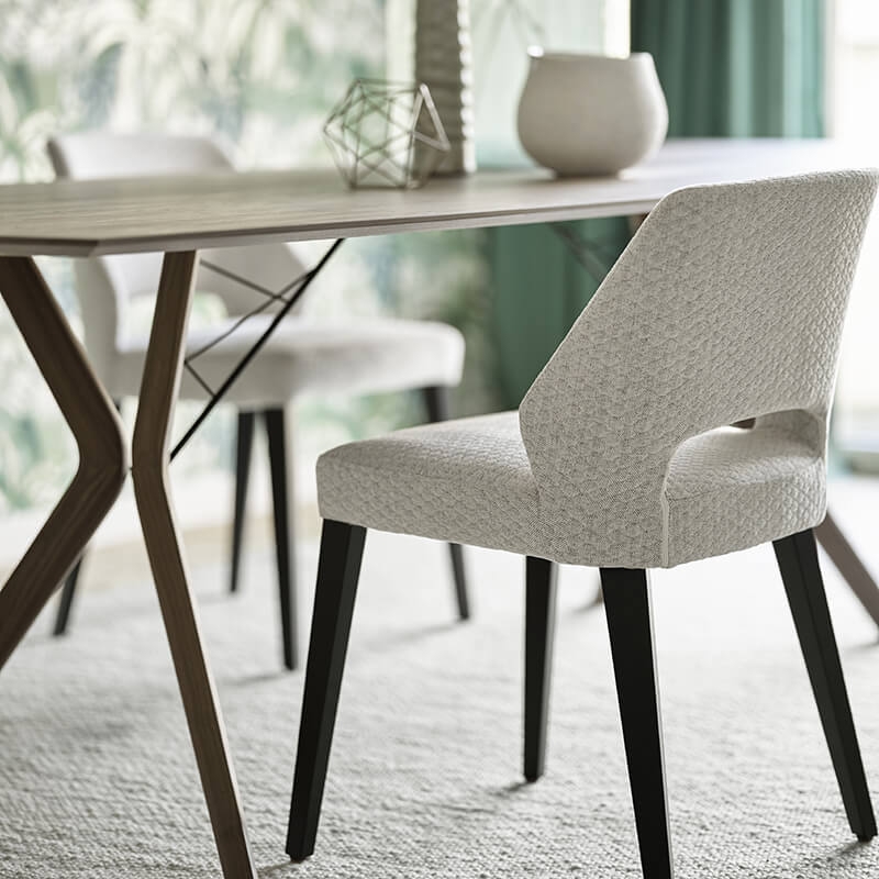 Chaise ergonomique au design épuré pour restaurants accueillants_1