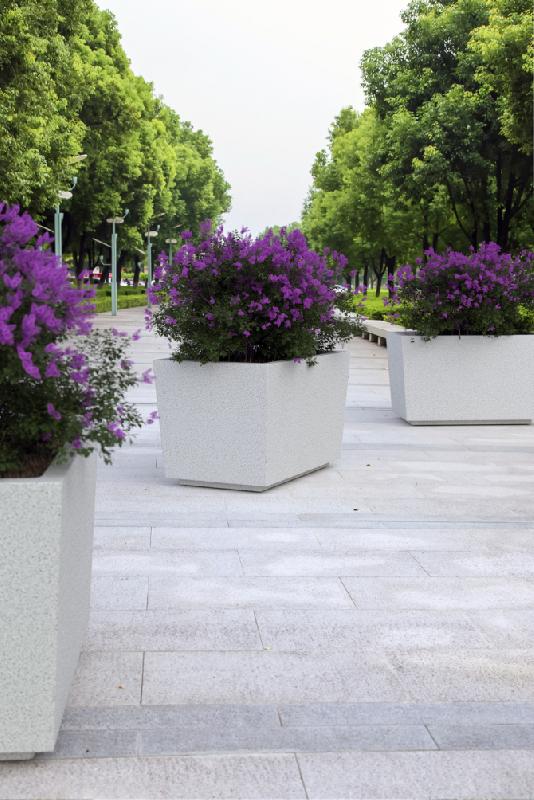 Jardinière Koniq en béton pour espaces urbains et jardins - Blanc et gris - Marbre ou carrière concassée_1