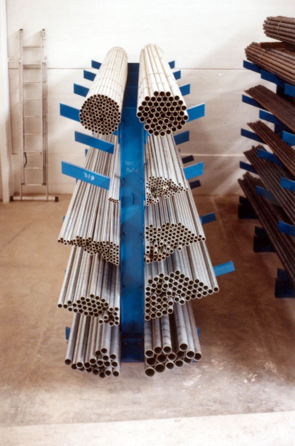 Rayonnages à bras portants inclinés en profilés ipe pour stockage des produits longs- ohra_1