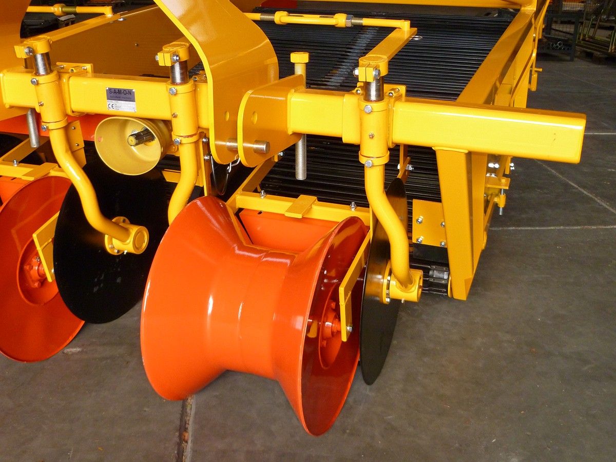 Arracheuse de pommes de terre 2 rangs - Samon Machine - équipée de 2 cribles, bec à diabolos et disques_1
