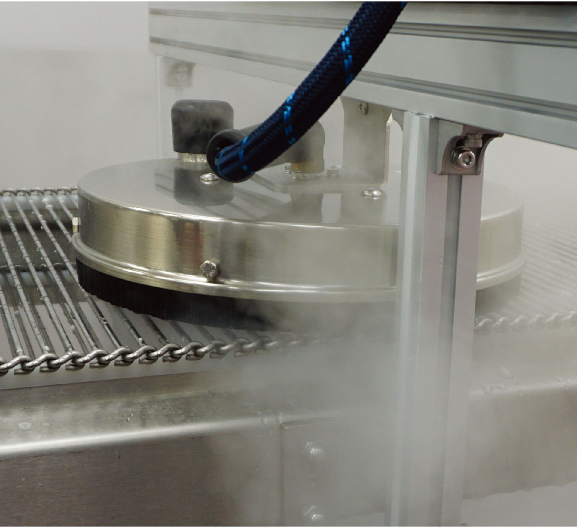 Rampe de nettoyage vapeur pneumatique rotatif pour convoyeur avec aspiration_1