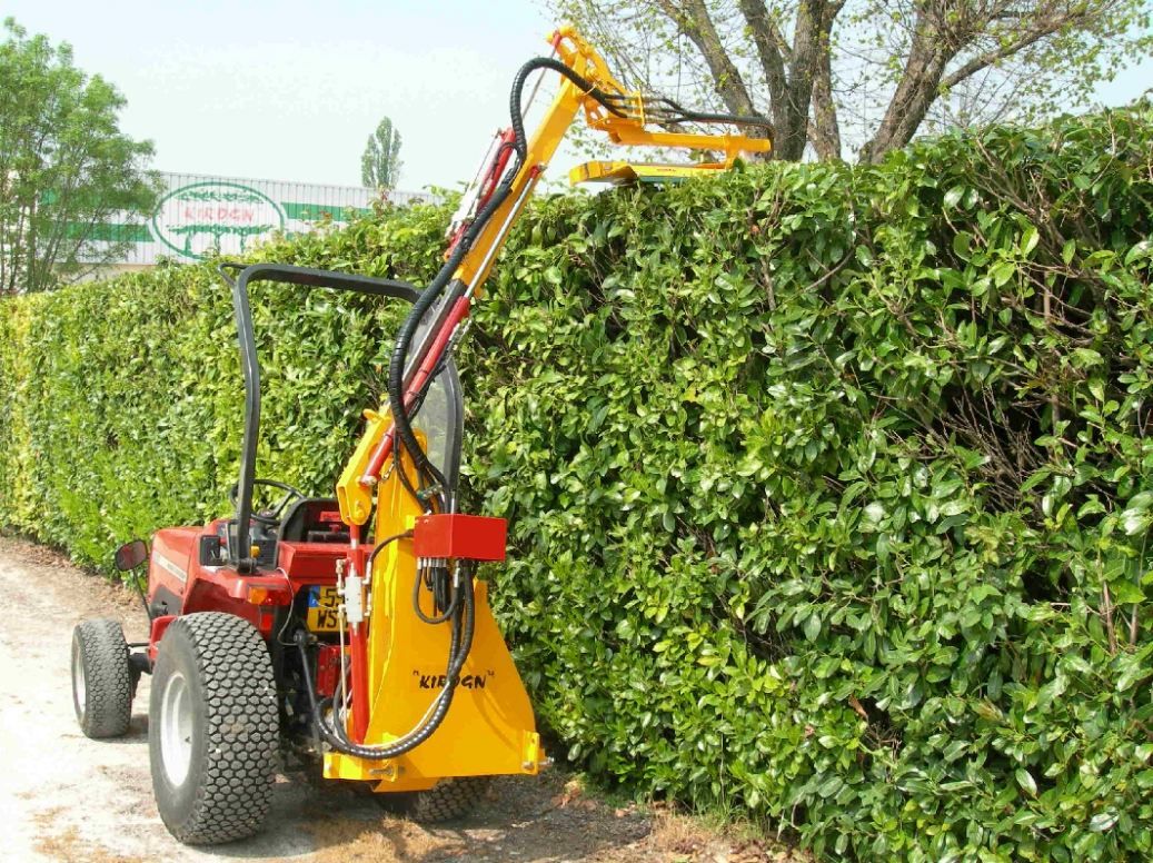 Équipement de taille-haie hydraulique avec hauteur de coupe verticale jusqu’à 5.15 m