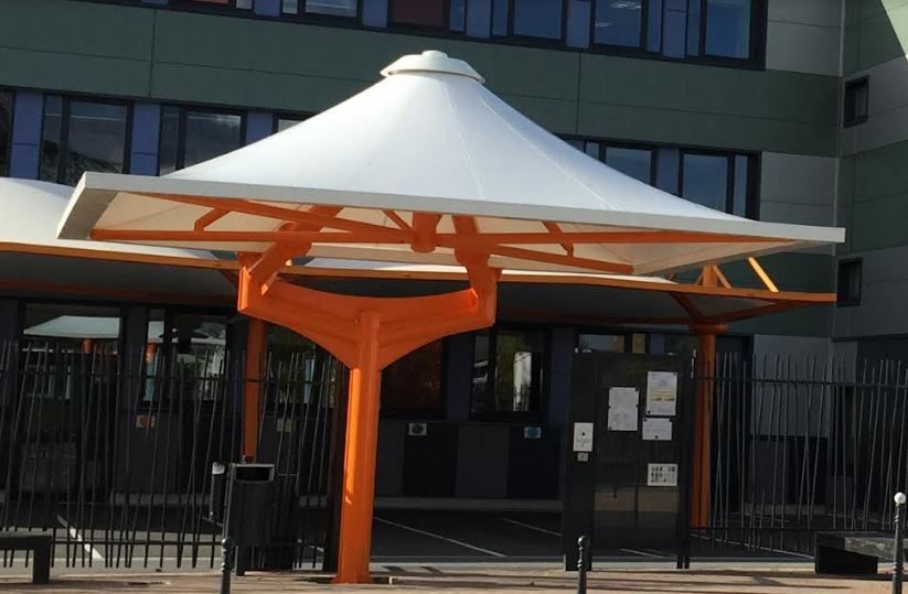 Préau pour école primaire UNO - 25 m² sur poteau déporté en acier galvanisé_1