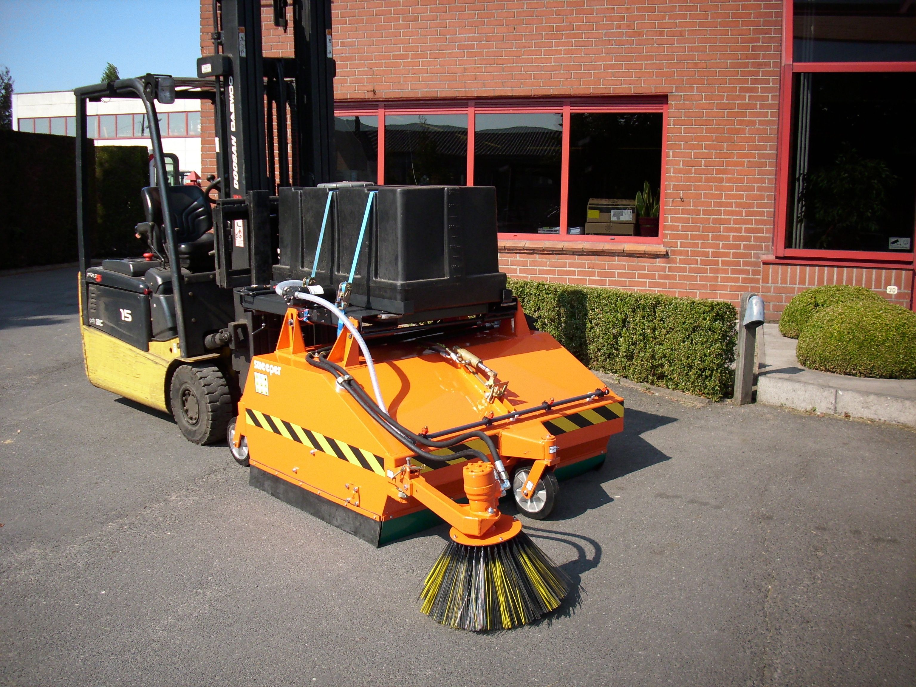 Balayeuse industriëlle - attec - pour télescopiques et chariots élévateurs à fourche - hydraulique pour chargeuses compactes et chargeuses articulées_1
