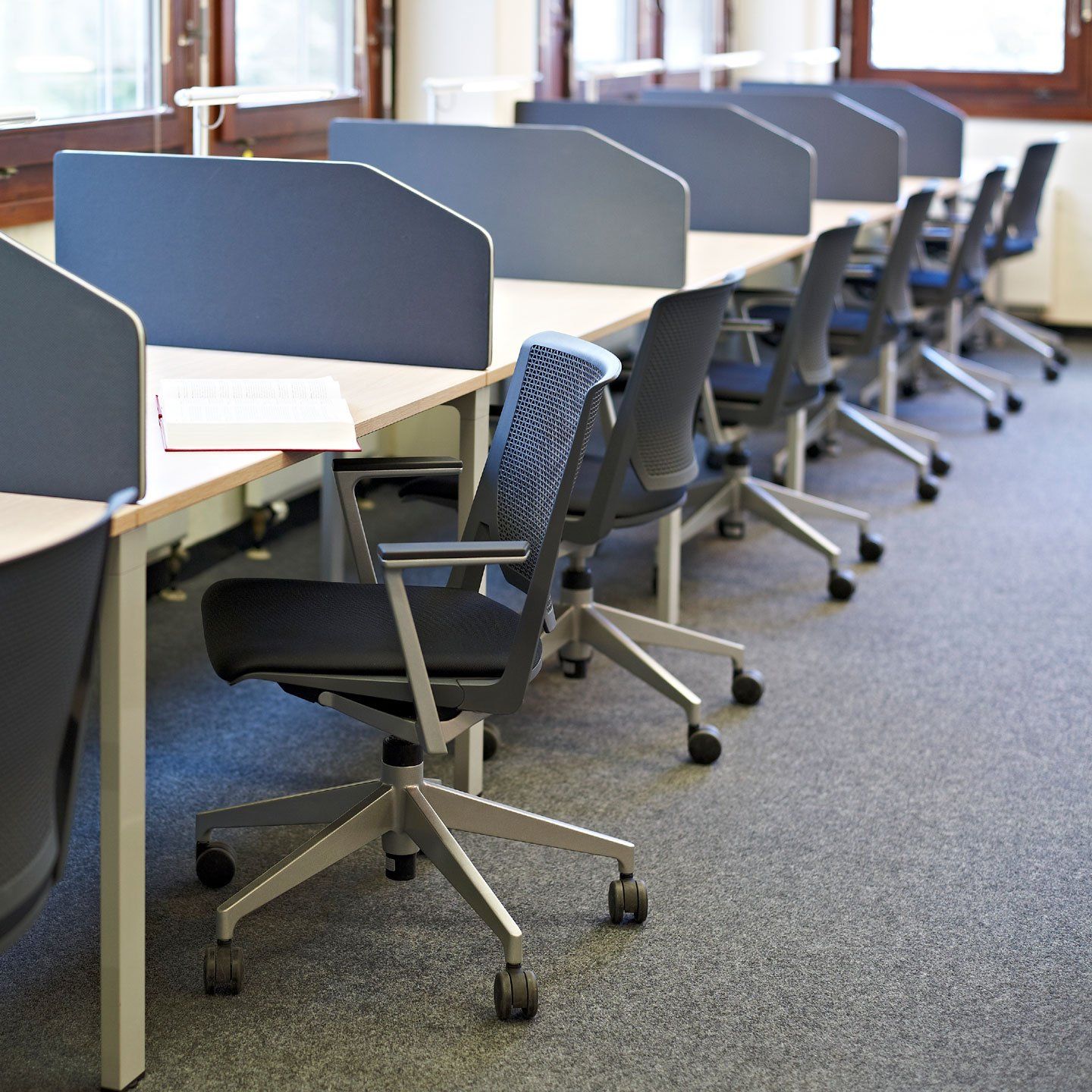 Kiron - Bureau droit Haworth - Design esthétique et flexible par Andreas Struppler_1