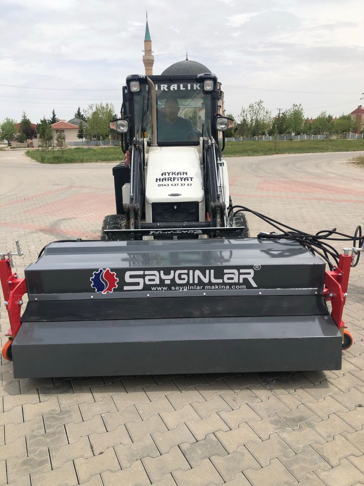 Balayeuse de route Hidromek - montable sur tracteur ou chariot élévateur, avec options de brosse latérale et système d'arrosage_1