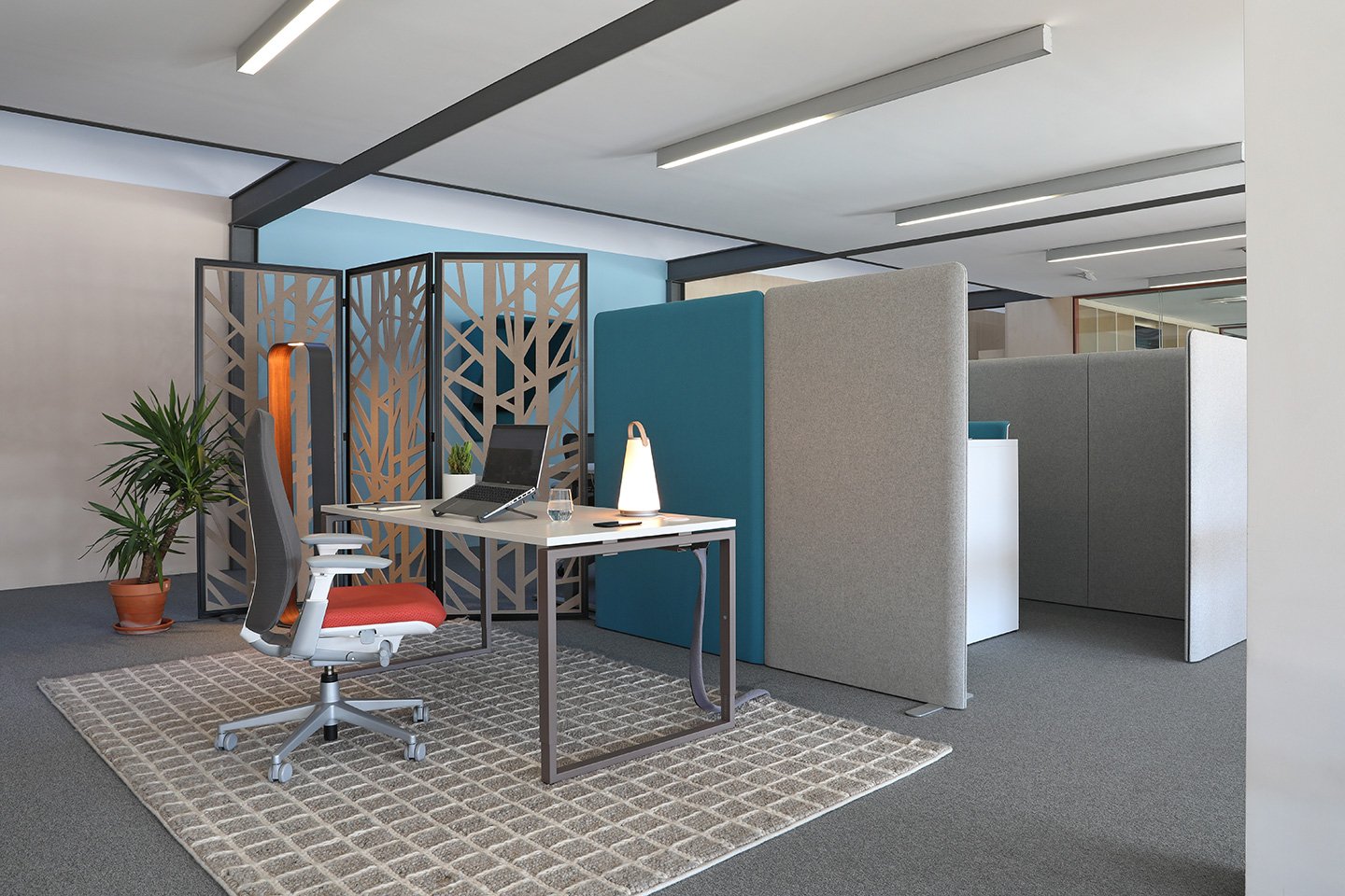 Bureau droit robuste et ergonomique pour postes intensifs_1