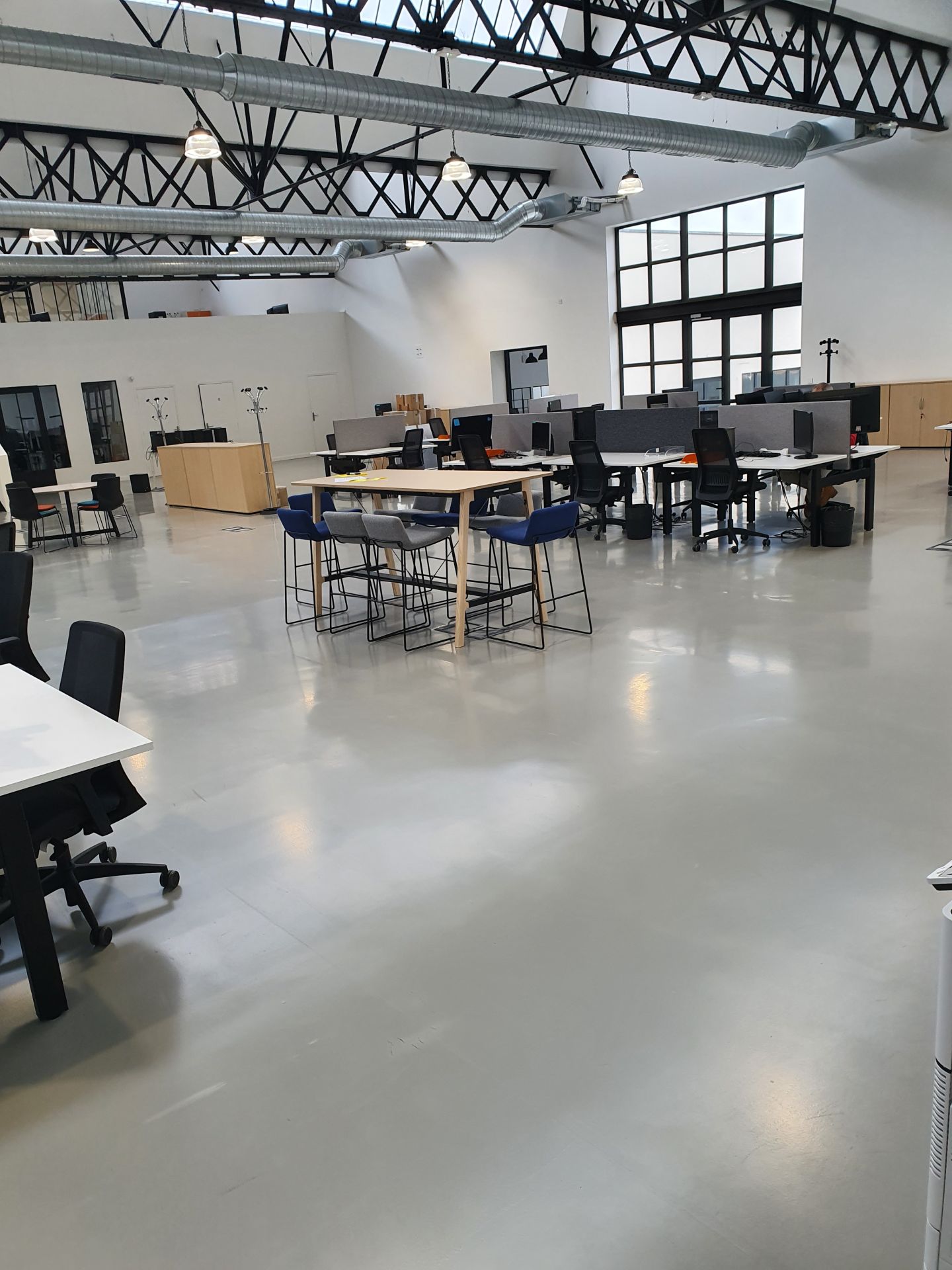 Sol en résine bi-composant - époxy et polyuréthane, finition mate pour intérieurs modernes_1