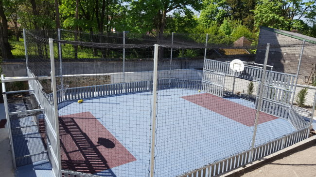 Terrain multisport sur-mesure - palissades hautes - personnalisable en diverses dimensions et matériaux_1