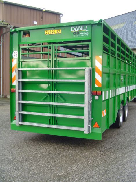 Vachère routière équipée d'un fond en tôle larmée 4/6 et retour de 15 cm