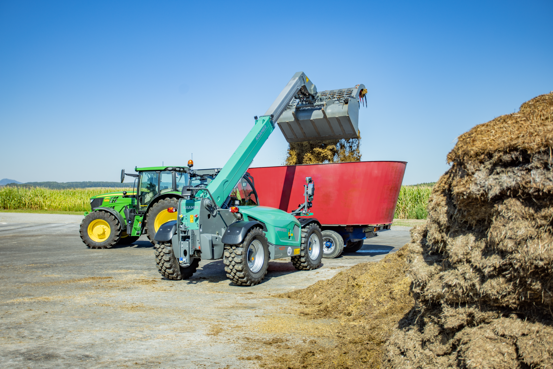 Chariot télescopique compact, puissant avec une hauteur de gerbage de 7 m pour les travaux de manutention -  Kramer KT407_1