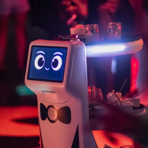 ROBOT DE SERVICE RESTAURATION ET SERVICE À TABLE PLATO ALDEBARAN UNITED ROBOTICS GROUP_1