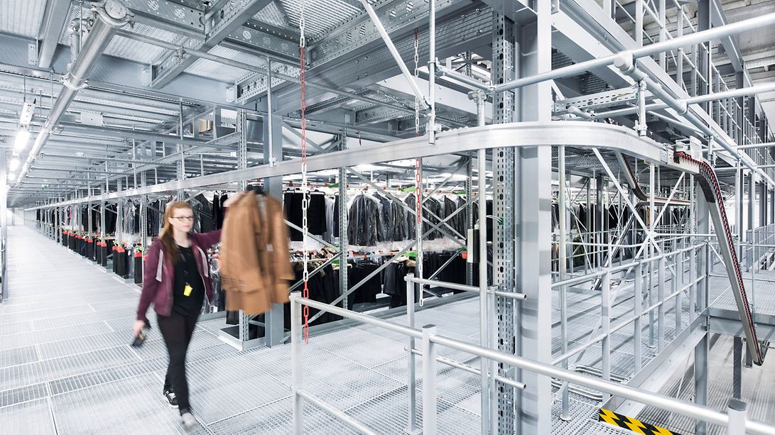 Convoyage aérien flexible sur des sections horizontales et verticales idéal pour industrie de mode_1