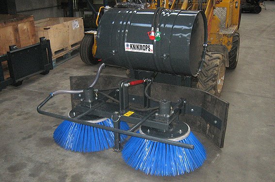 La machine de balayage - Knikmops Rollmops - brosses rotatives aspergées d’eau pour joints entre dalles_1