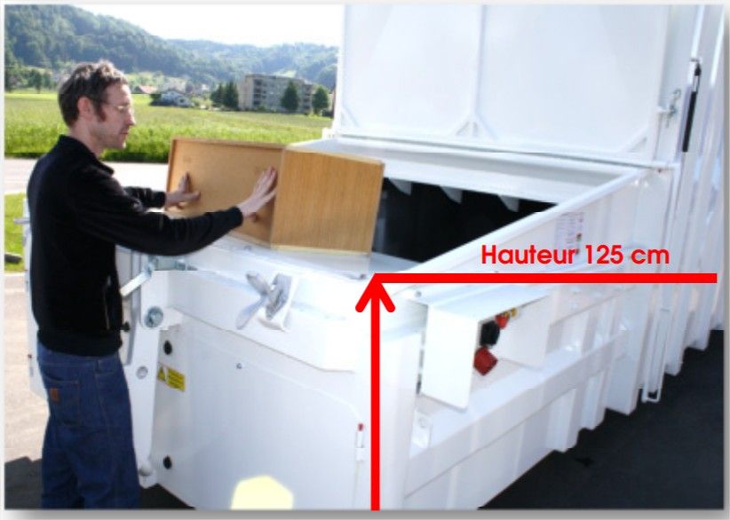 Benne autocompactante pour déchets encombrants_1