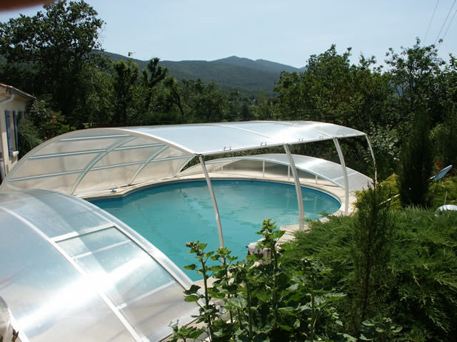 Abri piscine bas Berlin - aluminium thermolaqué et polycarbonate alvéolaire anti-UV_1