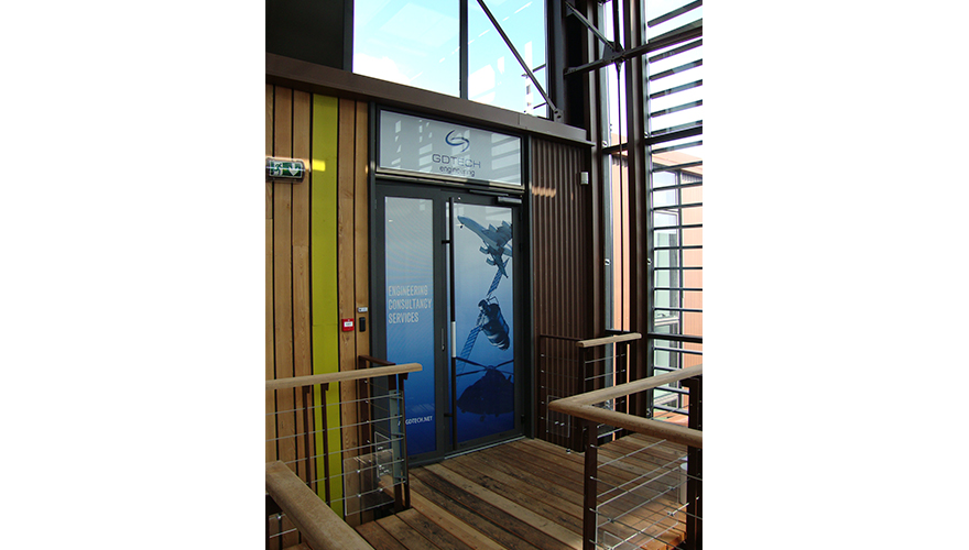 Adhésif microperforé - Solution idéale pour la publicité sur vitrine avec visibilité extérieure et intimité intérieure_1