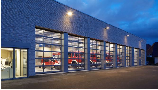 Porte sectionnelle industrielle motorisée en aluminium vitrées avec section basse à rainures - APU F42, APU F42 Thermo, APU 67 Thermo_1