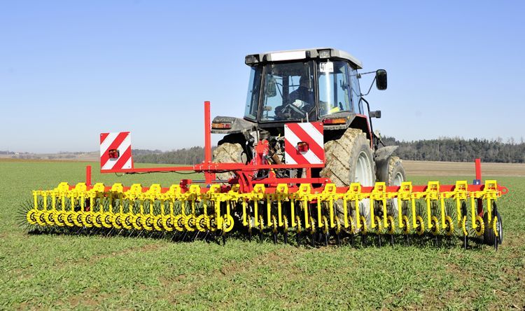 Herse rotative avec anneaux réglables pour un travail précis