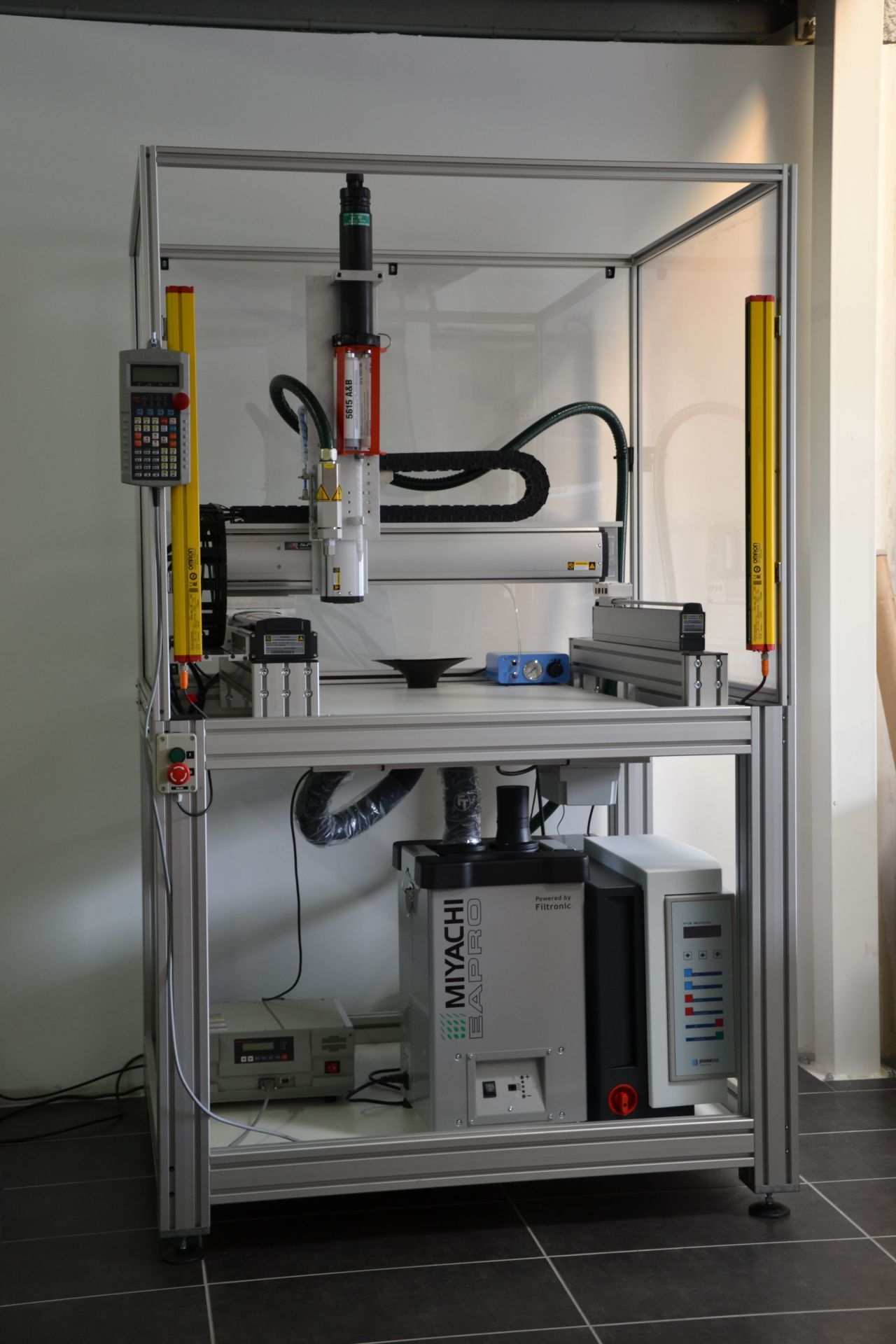 Cellule robotisée complète avec plasma - prétraitement de surface - table numérisée et carter insonorisé_1