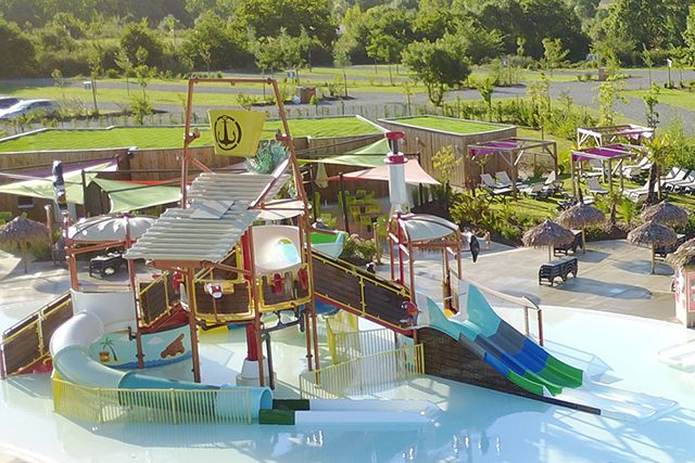 Pataugeoire multi-activités pour enfants avec tunnels et pistolets arroseurs