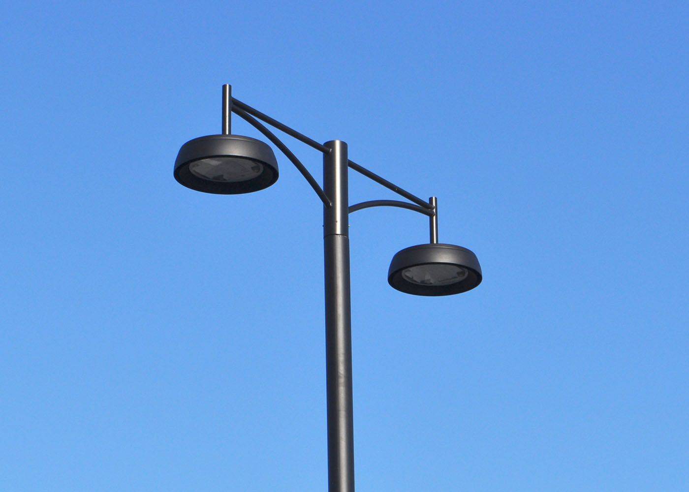 Console pour mât - Essentials IRDEC80 en acier galvanisé - coloris noir texturé RAL 9005_1