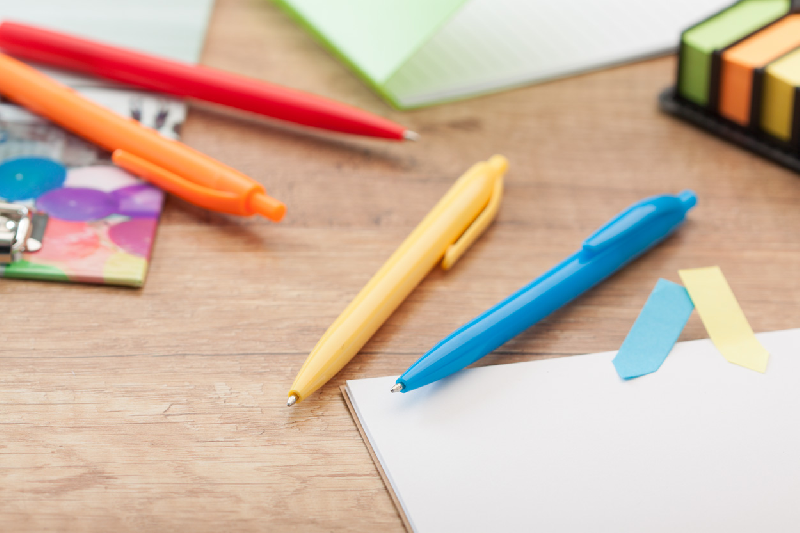 Stylo à bille coloré en plastique - Encre bleue - Couleur bleu clair - Poids 7g_1