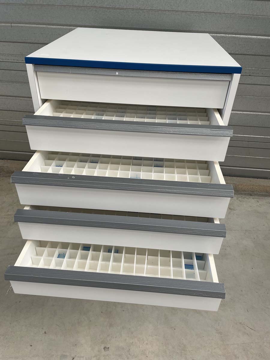 Meuble d'occasion de laboratoire avec 9 tiroirs - sur pieds métal - ATEX - référence P21091149_1