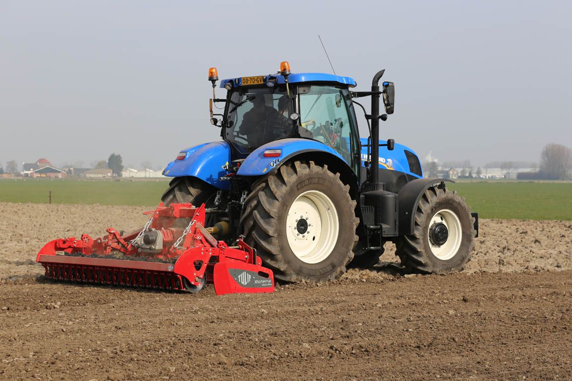 Machine agricole Roterra avec dents brevetées en forme de goutte