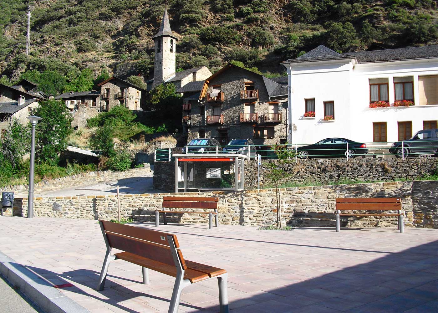 Banc public Delta XXI UM363W - robuste avec piètement en fonte ductile, traitement Ferrus et lattes en bois tropical_1