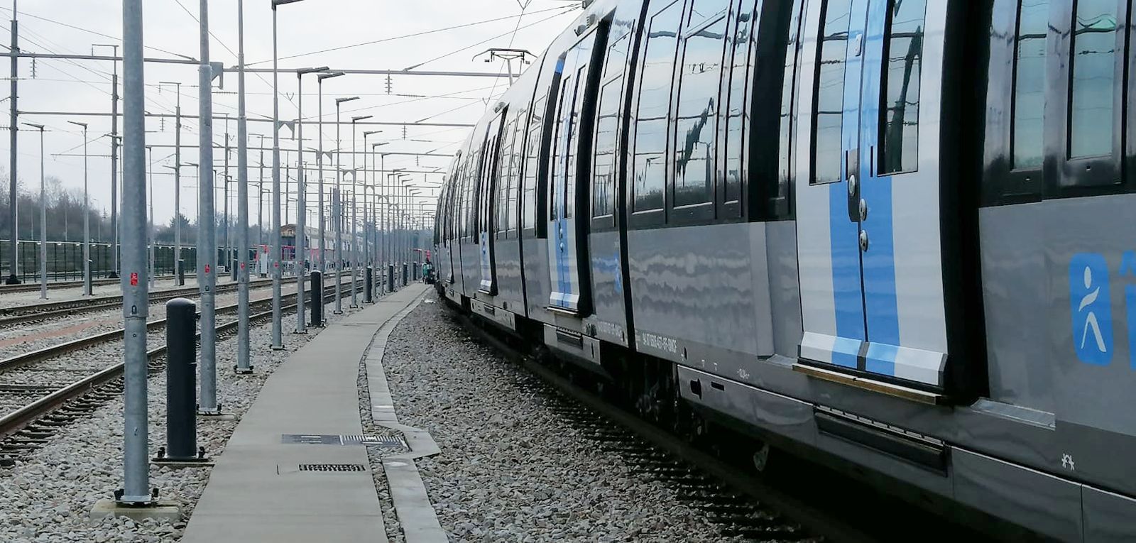 Borne fixe de distribution d'énergie 16 modules (jusqu'à 8 prises) - EDF 16_1