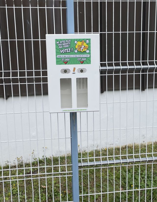 Cendrier d'extérieur sur pied avec sondage simple et ludique pour villes, entreprises, établissements publics, plages_1