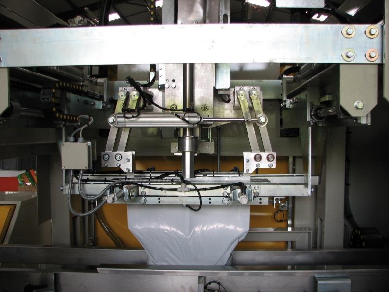 Machines spécifiques - Mise en poche automatique de poussière ou éclat de bois dans des sacs ou filets_1