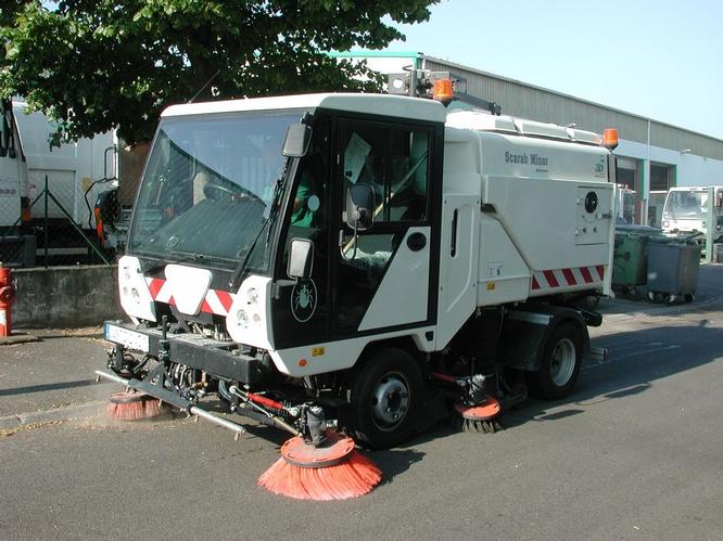 Balayeuses compactes Scarab Minor - 2.5m3 - vitesse 65km/h - balai central et latéraux_1