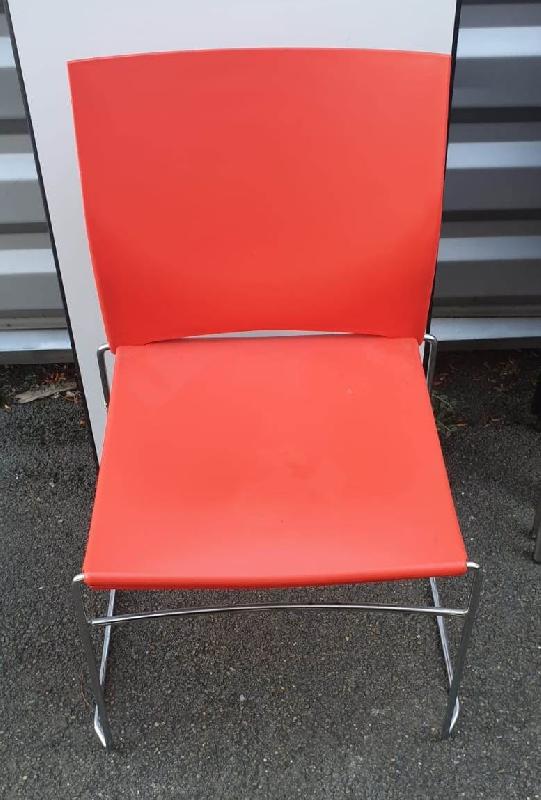 Chaise visiteur rouge d'occasion - Excellent état - Idéale pour salon, salle d'attente, salle à manger, bureau_1