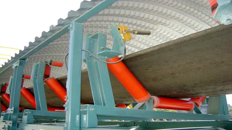 Convoyeur en auge pour assurer la liaison entre la matière première et l'usine_2