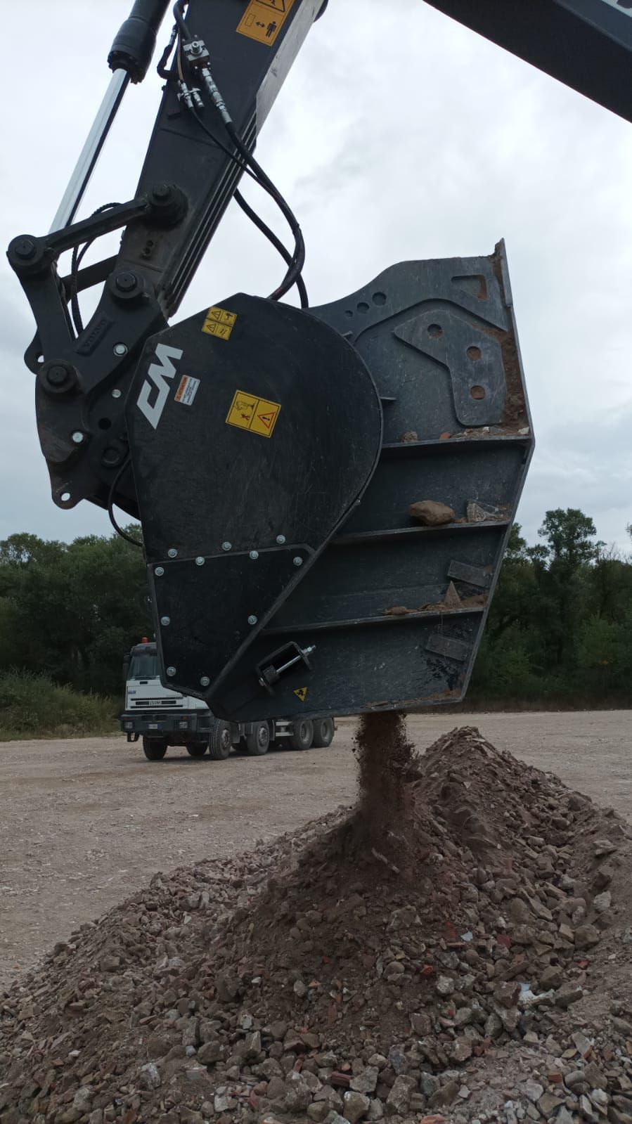 Godet concasseur CBF 90 pour pelles de 20 à 32 tonnes_2