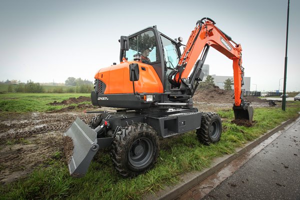 Pelle compacte Doosan DX57W-5 performante avec déport de flèche