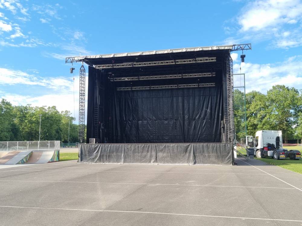Scène mobile robuste, légère et maniable - MOV'IN 80+ pour petits et moyens festivals_1