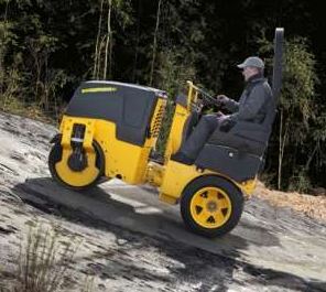 Rouleau tandem vibrant articulé - BW 100 ACM 5 Bomag - Compact, puissant et économique_1