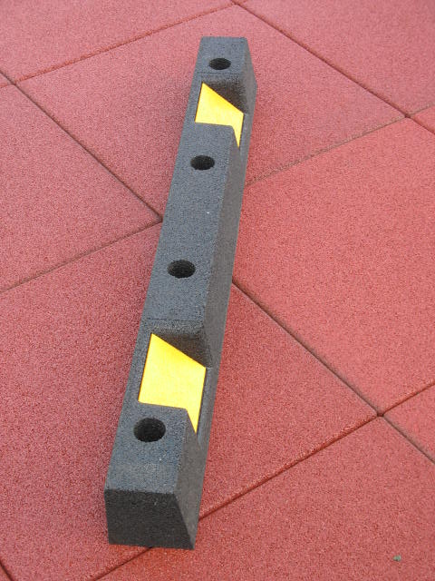 Butée de parking en caoutchouc recyclé - Bande réfléchissante - Noir ou vert avec bande blanche ou jaune_1